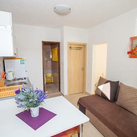 Apartmani Cindric Karlobag Exterior photo