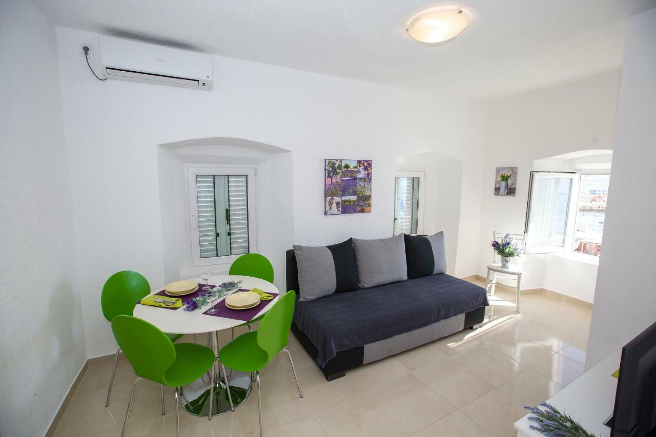 Apartmani Cindric Karlobag Exterior photo