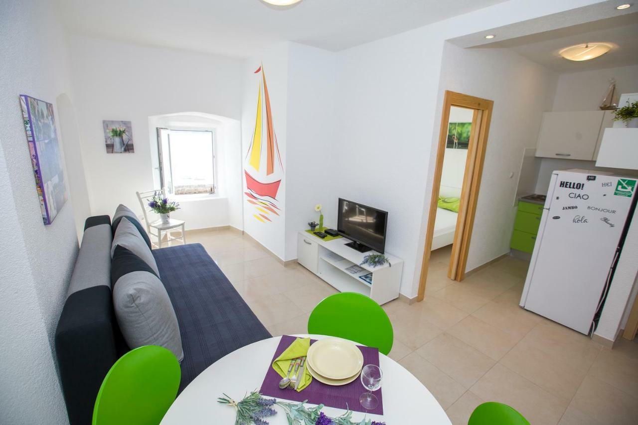Apartmani Cindric Karlobag Exterior photo