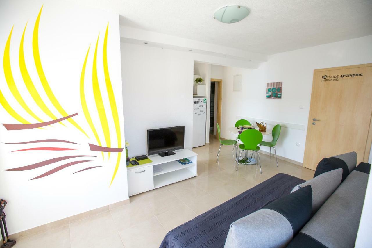 Apartmani Cindric Karlobag Exterior photo