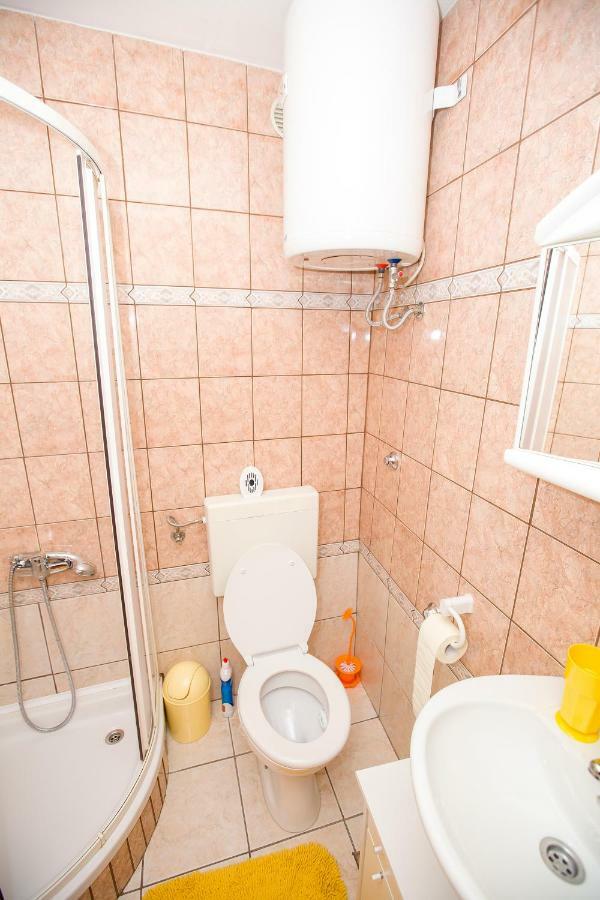 Apartmani Cindric Karlobag Exterior photo
