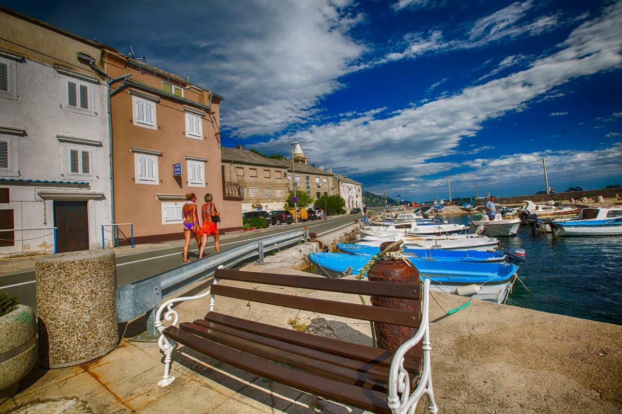 Apartmani Cindric Karlobag Exterior photo