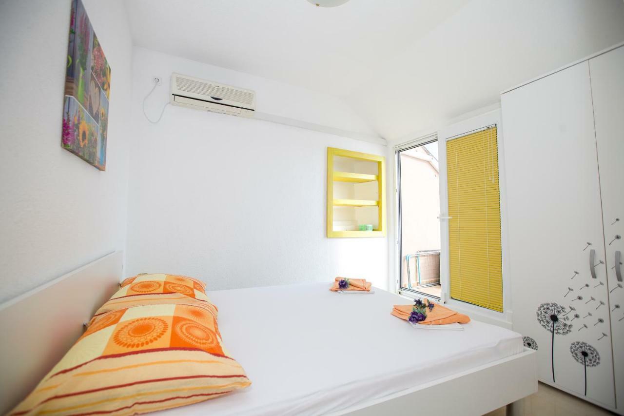 Apartmani Cindric Karlobag Exterior photo