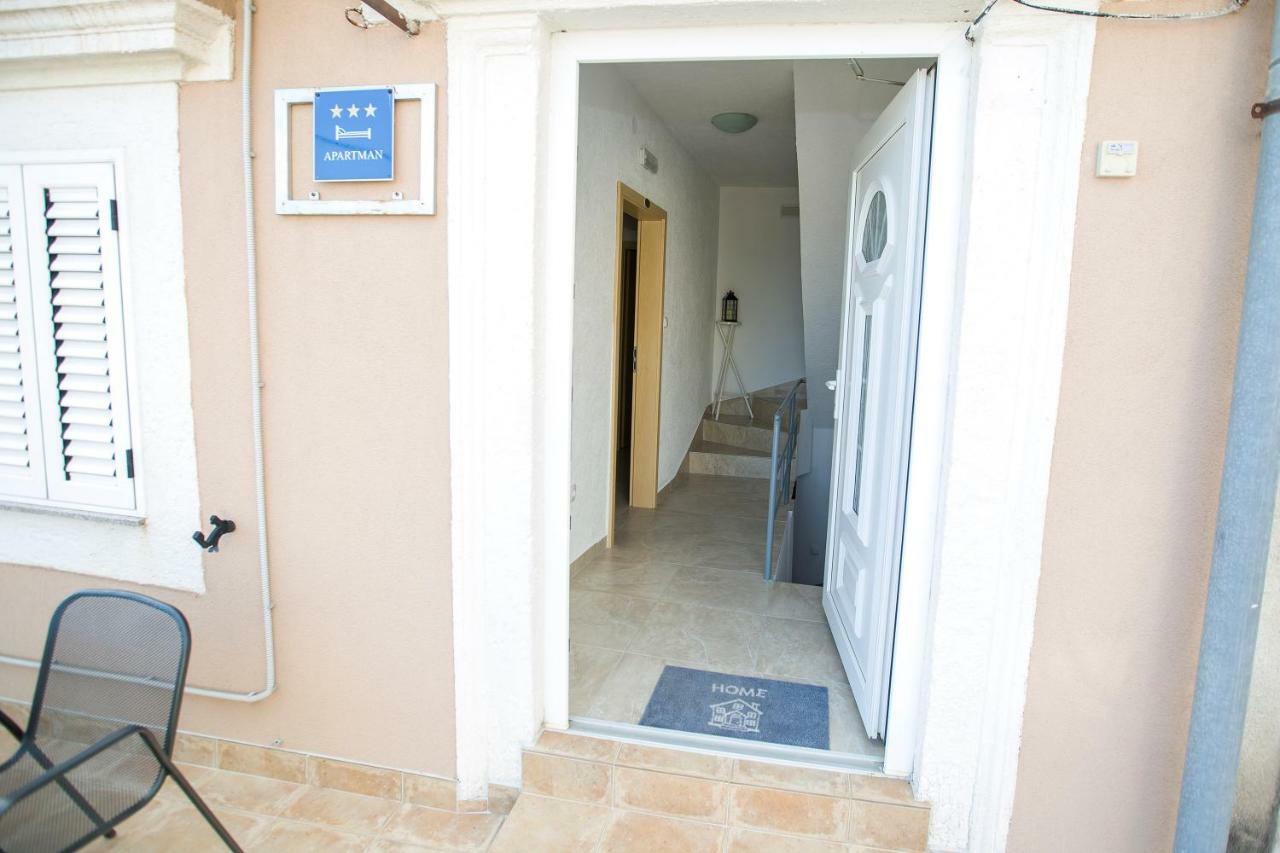 Apartmani Cindric Karlobag Exterior photo